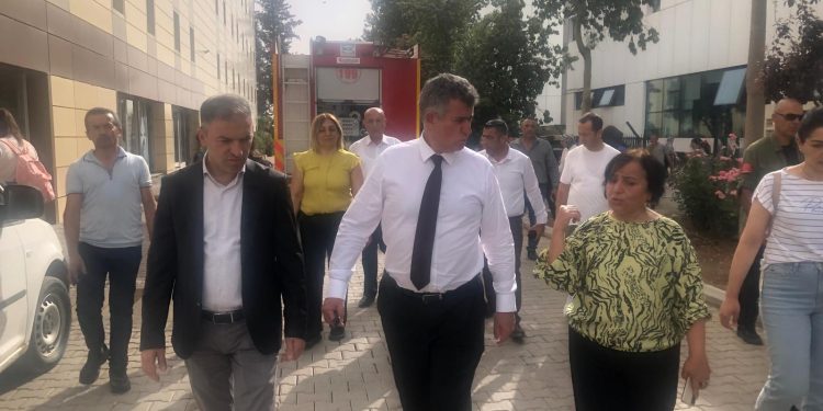 Türkiye’nin Lefkoşa Büyükelçisi Metin Feyzioğlu yangının ardından yurtta incelemelerde bulundu