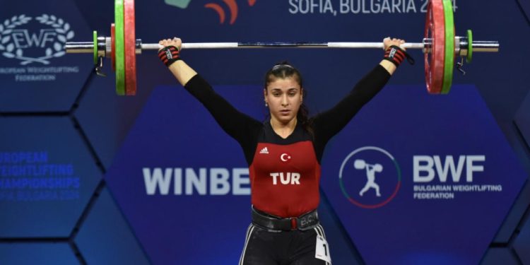 Milli halterci Büşra Çan'dan bronz madalya