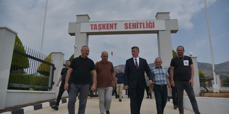 Büyükelçi Feyzioğlu Taşkent Şehitliği’ni ziyaret etti: “Bu topraklarda yaşananları herkesin bilmesi, hiçbirimizin unutmaması gerekiyor”