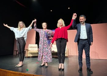 “Etekler ve Pantolonlar” tiyatro oyunu sahnelendi