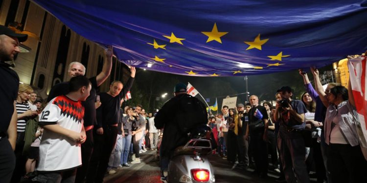 Gürcistan'da yasa tasarısı karşıtı gösteride arbede yaşandı