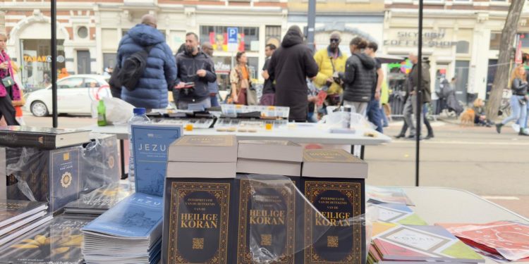 Hollanda'da 15 kentte İslam'ı anlatmak için Kur'anı Kerim dağıtıldı