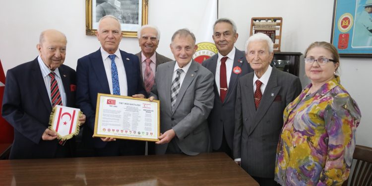 Töre, İstanbul temasları kapsamında Türkiye Emekli Subaylar Derneği Rasim Paşa Şubesi’ni ziyaret etti