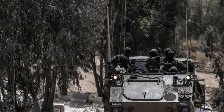 Hizbullah, İsrail'in sınır üzerinde konuşlu tankına füze ile saldırı düzenledi