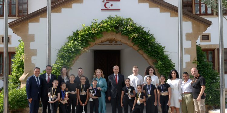 Cumhurbaşkanı Tatar, dans akademisi heyetini kabul etti