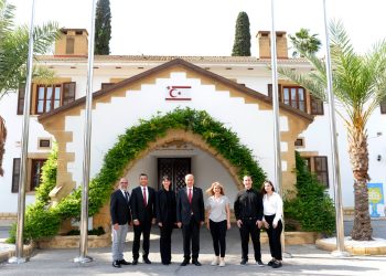 Cumhurbaşkanı Tatar, “İsias Ortak Davamız” şarkısını hazırlayan müzisyenleri kabul etti