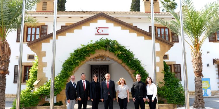 Cumhurbaşkanı Tatar, “İsias Ortak Davamız” şarkısını hazırlayan müzisyenleri kabul etti