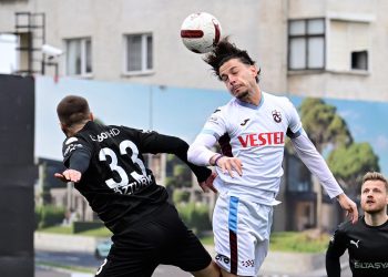 Trabzonspor sonucu kafa golleriyle alıyor