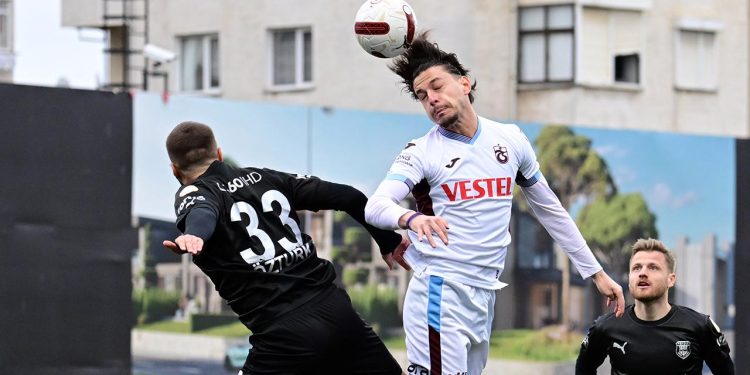Trabzonspor sonucu kafa golleriyle alıyor