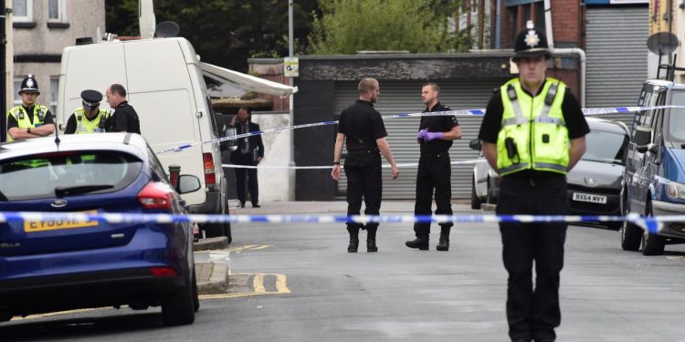 Galler'de okulda bıçaklı saldırı: 3 yaralı