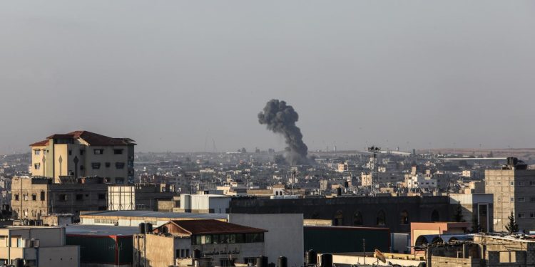 İsrail'in topçu atışları sonucu Refah'taki belediye binasında yangın çıktı