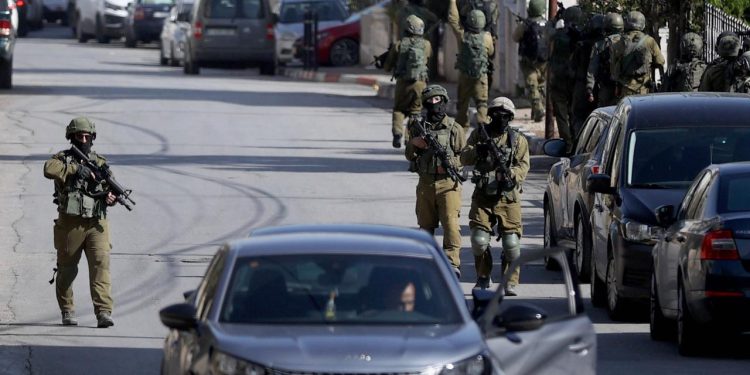 İsrail askerleri Batı Şeria'daki baskınlarda 1 kişiyi yaraladı, 15 kişiyi gözaltına aldı