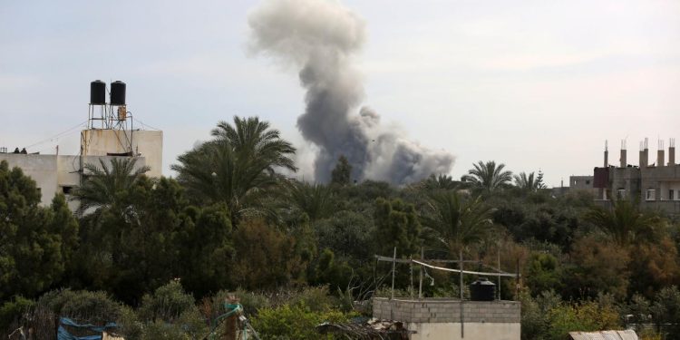 İsrail'in Refah'ta bir eve düzenlediği saldırıda 2 çocuk hayatını kaybetti