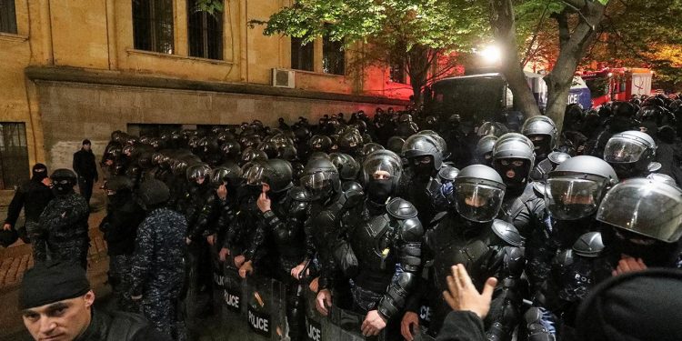 Gürcistan'da polis, parlamento binasının kapılarını kuşatan göstericilere müdahale etti