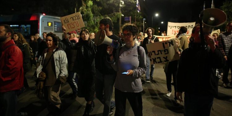 İsrailliler, hükümetten ateşkes anlaşmasını imzalamasını talep etti