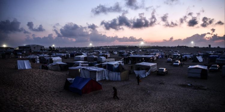 Filistin Kızılayı: İsrail'in muhtemel kara saldırısı sebebiyle binlerce kişi Refah'tan göç ediyor