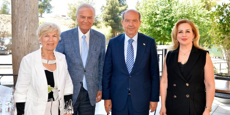 Cumhurbaşkanı Tatar ve eşi Sibel Tatar, sanatçı Ediz Hun’la bir araya geldi