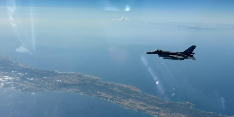 Türkiye Hava Kuvvetleri Komutanlığına ait uçaklar Kıbrıs’ın güneyinde eğitim uçuşu yaptı