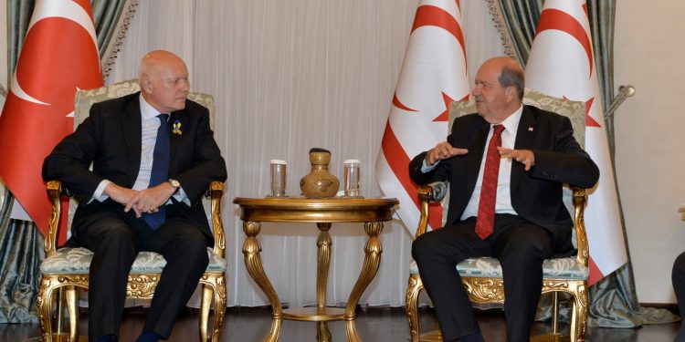 Cumhurbaşkanı Tatar, doğrudan uçuşlar için kampanya yürüten İngiliz vekili kabul etti