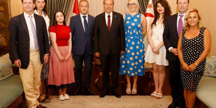 Cumhurbaşkanı Tatar, İngiliz gazetecileri kabul etti