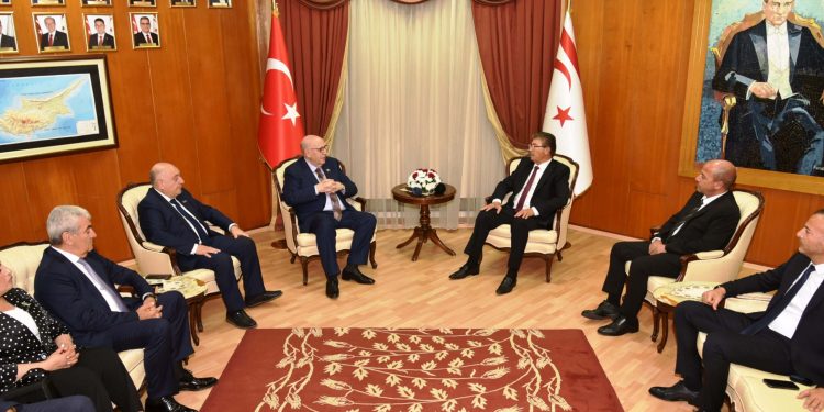 Başbakan Üstel, Azerbaycan heyetini kabul etti