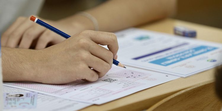 YKS başarı sıralaması açıklandı. KKTC liselerinden mezun öğrencilere başarı bursu imkanı