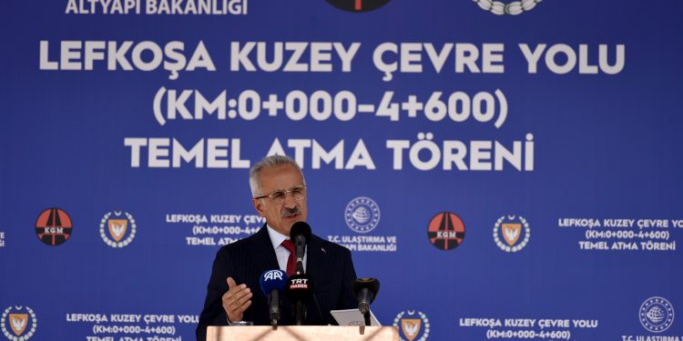 Uraloğlu Lefkoşa Kuzey Çevre Yolu temel atma töreninde konuştu: “Yolun tamamı hizmete girdiğinde 21 dakika süren seyahat süresi 9 dakikaya düşecek”