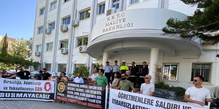 KTOEÖS Maliye Bakanlığı önünde eylem yaptı