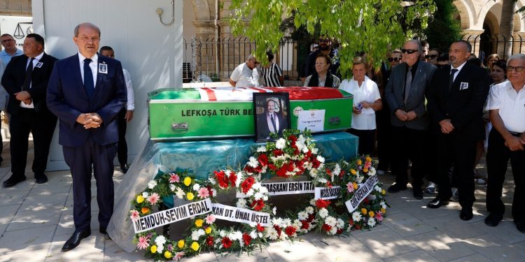 Yaşamını yitiren Emekli Yüksek Mahkeme Yargıcı Refiker için mahkemeler önünde tören düzenlendi