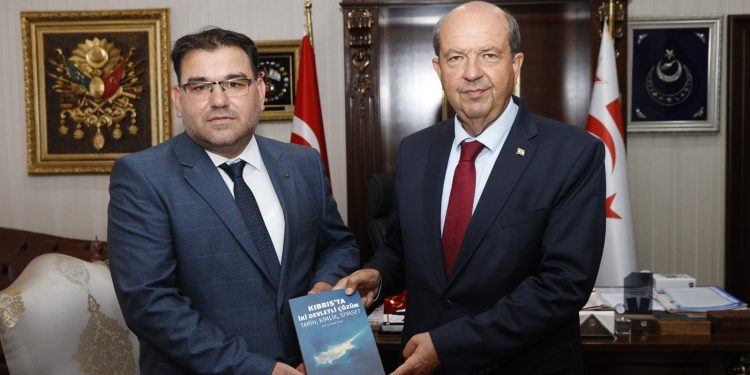 Cumhurbaşkanı Tatar’a “Kıbrıs’ta İki Devletli Çözüm-Tarih, Kimlik, Siyaset” isimli kitap takdim edildi
