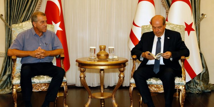 Hakan Oran “Depremden Korkmuyoruz” adlı kitabını Cumhurbaşkanı Tatar’a takdim etti