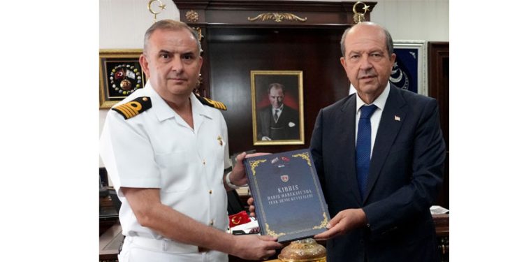 Cumhurbaşkanı Tatar’a “Kıbrıs Barış Harekatı’nda Türk Deniz Kuvvetleri” isimli kitap takdim edildi