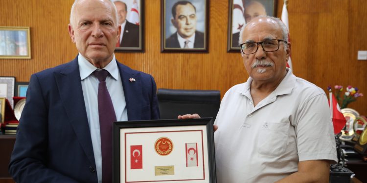 Ekinci “KKTC’de Yasa/Mevzuat Yapım Sanatı ve Tekniği” kitabını Töre’ye takdim etti