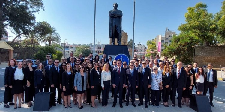 Türkiye İş Bankası 100. yaşında.Banka yöneticileri Atatürk Anıtı’na çelenk koydu