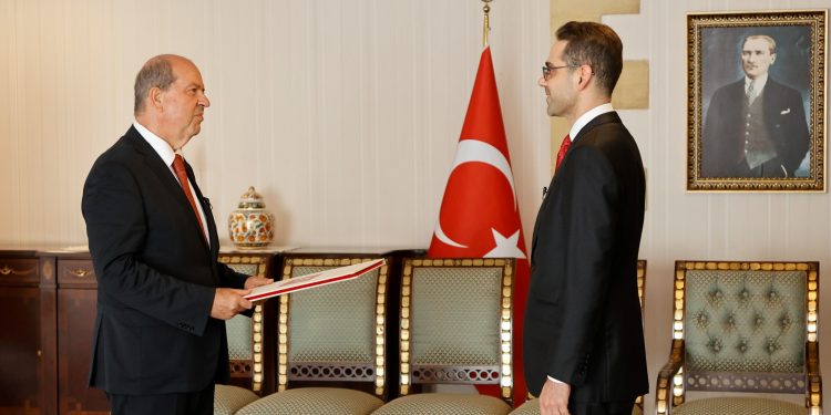 Türkiye Cumhuriyeti Lefkoşa Büyükelçisi Yasin Ekrem Serim Cumhurbaşkanı Ersin Tatar’a güven mektubunu sundu