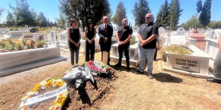 Duayen gazeteci Ergüçlü ölümünün birinci yılında kabri başında anıldı