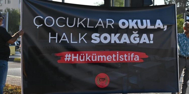 CTP, okulların açılışının ertelenmesini protesto etmek amacıyla eylem yaptı