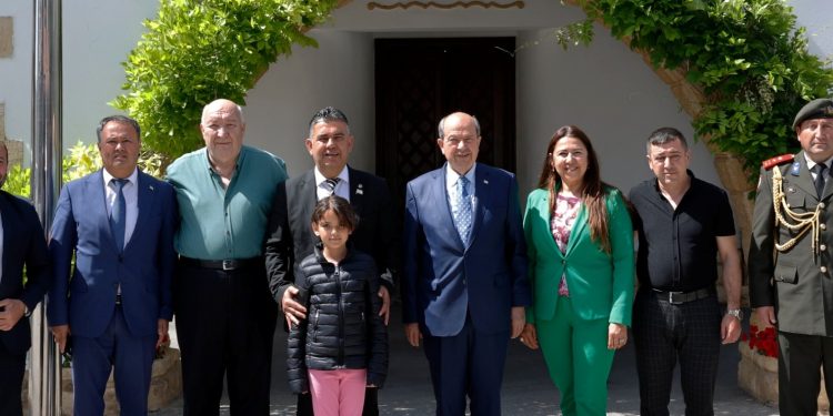 Cumhurbaşkanı Tatar, Türkiye Basketbol Federasyonu Antalya Basketbol İl Temsilcisi ve beraberindeki heyeti kabul etti