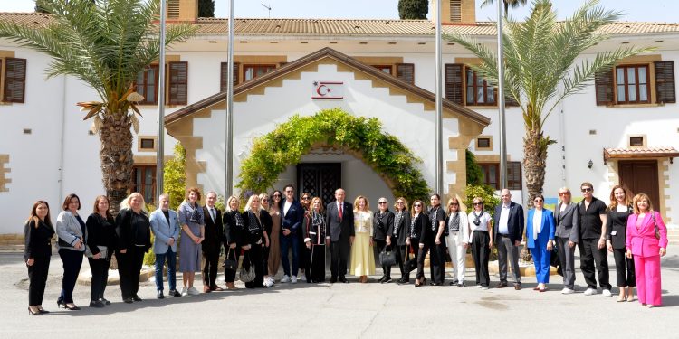 İstanbul’da okuyan 5 öğrenciye burs verecek TAMEV, Cumhurbaşkanlığı’nda ağırlandı