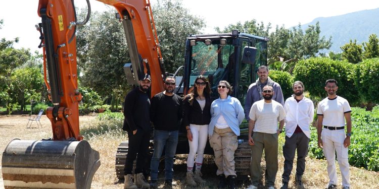 Türkiye, KŞK Türk Üye Ofisi’ne ekskavatör ve araç taşıyıcısı bağışladı