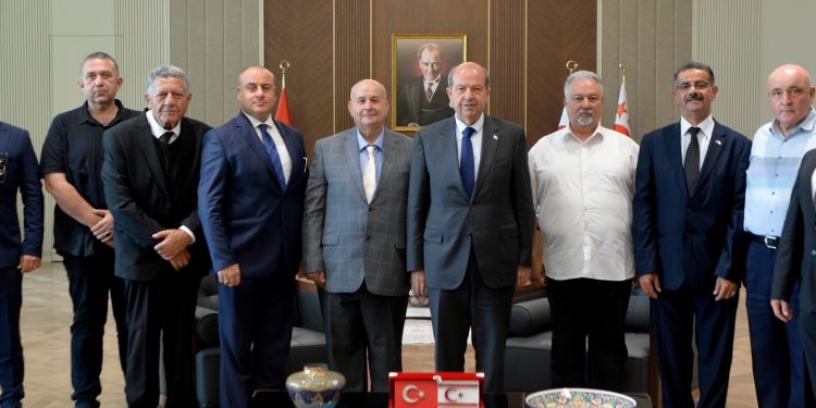 Cumhurbaşkanı Ersin Tatar, Milli Mücadele Vakfı heyetini kabul etti:  “GKRY’deki tutuklamaların iki devletli siyasetin sonucu olduğunun düşünülmesi yanlış ve samimiyetsizdir”