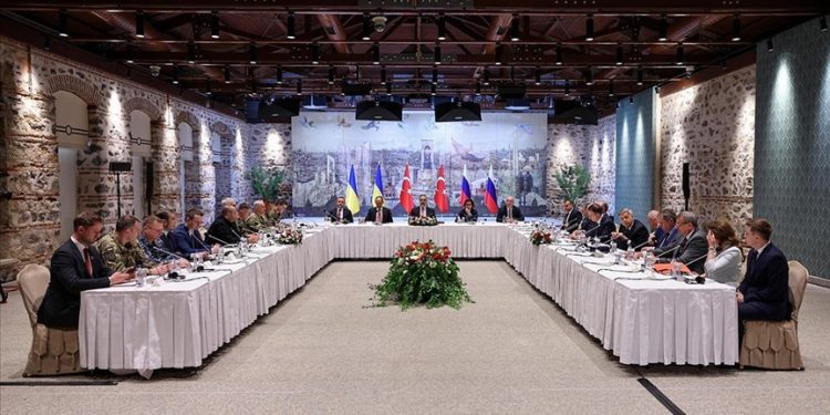 İstanbul’da Ukrayna, Rusya ve Türkiye heyetlerinin görüşmesi devam ediyor