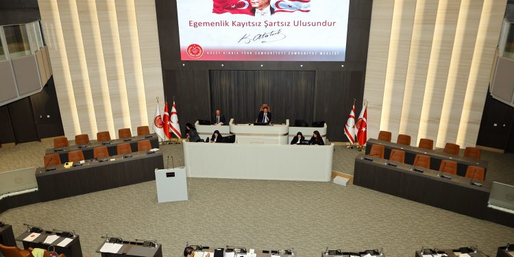 Meclis Genel Kurulu’na nisap olmaması nedeniyle 10 dakika ara verildi
