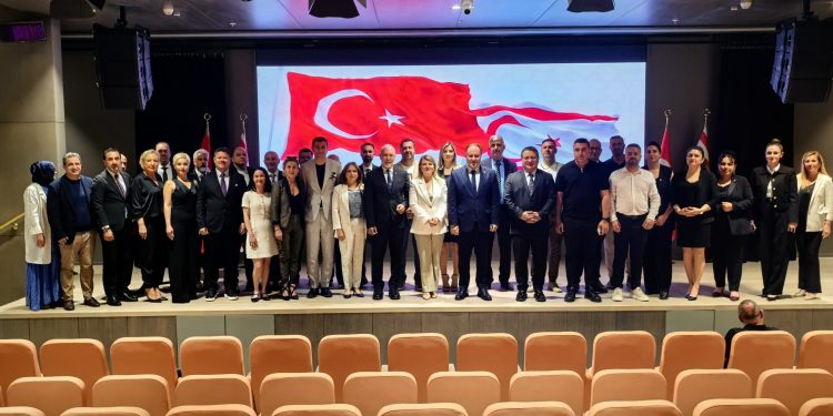 Meclis Başkanı Öztürkler, Girne Amerikan Üniversitesi ve Girne Koleji heyetlerini kabul etti