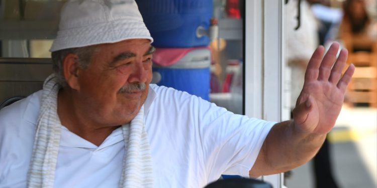 Kıbrıs kültürünün temsilcilerinden, Lefkoşa’nın simgelerinden biri; Hakan Aşık…