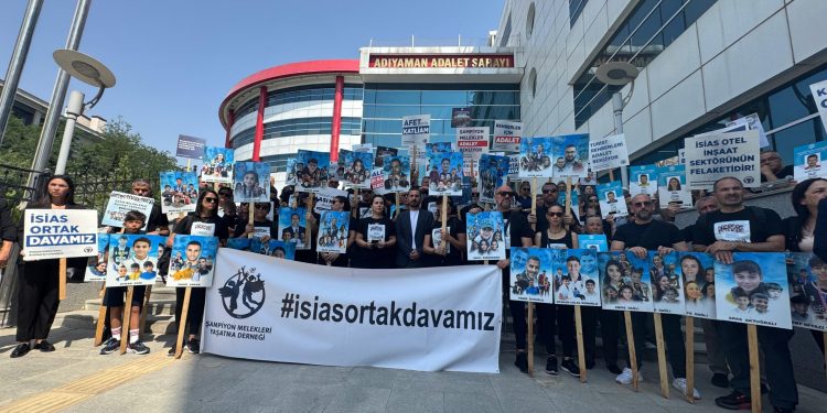 İsias Otel’de kusuru olan kamu görevlileri davasının 2. duruşması yapılıyor… Karakaya: “890 gündür çocuklarımızın yokluğunda kahroluyoruz ve adalet istiyoruz”