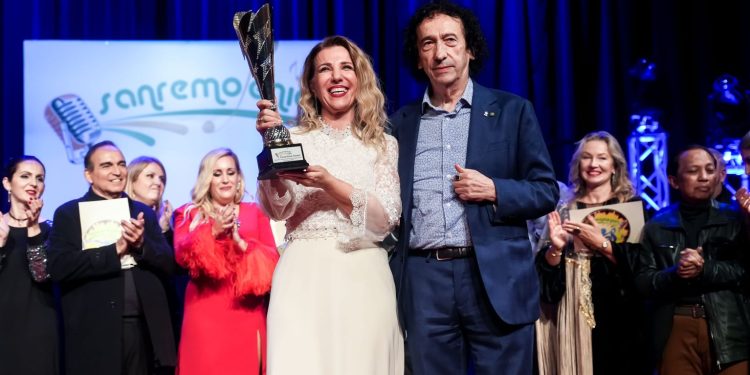 Bahar Gökhan’a İstanbul’da “En İyi Kadın Sanatçı” ödülü…