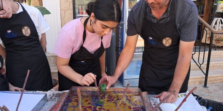 SAMTAY’ın Gazimağusa’daki merkezinde çocuklara ebru eğitimi verildi