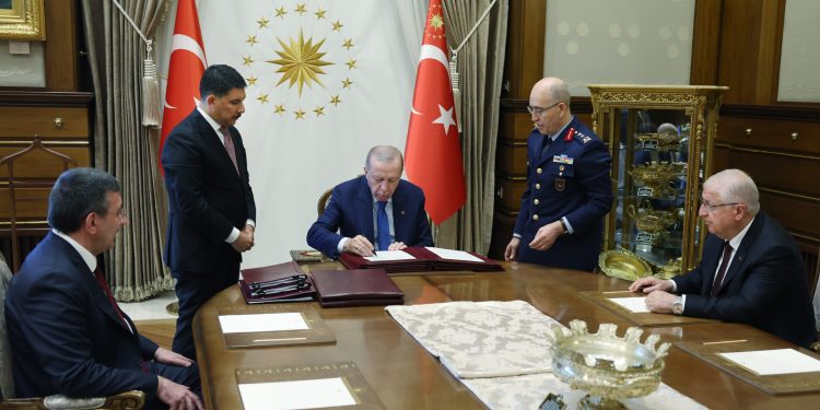 Türkiye’de Genelkurmay Başkanlığına Kara Kuvvetleri Komutanı Orgeneral Selçuk Bayraktaroğlu’nun atandı