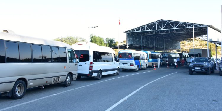 Erenköy kafilesi sınır kapısında engelle karşılaştı… Yeşilırmak Sınır Kapısı’nda bir süre bekletilen kafile, kara yoluyla Erenköy’e hareket etti